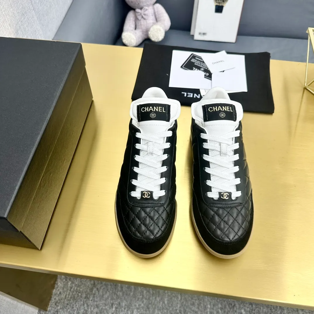 👟👟Ex-factory price 520👟👟 Top version Chanel Chanel - 2023 counter top casual sports shoes. This classic design; the upper is electro-embroidered with a variety of techniques; the outsole is fashionable and sporty; it is unusual to incorporate a variety of color matching elements... The diversified mix and match is very beautiful and versatile, and can be used for leisure, fashion, sports and outdoor... ꫛꫀꪝ Go➫ Material: ❶The upper is made of: original imported mercerized velvet + double-layer breathable mesh ❷The inner part is made of: the original imported breathable mesh ❸The outsole is based on: original TPU combination outsole Special counter boutique packaging complete set for women 35–41